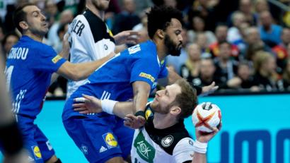 Bild: Kay Nietfeld
Steffen Weinhold (r) setzt sich gegen die französischen Abwehrversuche durch.