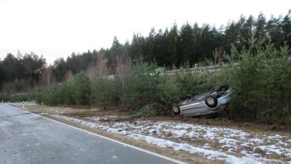 Bild: piam
Nach dem Überschlag liegt der BMW neben der Straße.