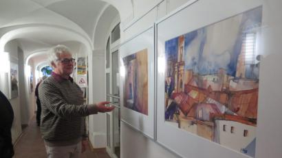 Bild: jzk
Der Künstler Günter Haslbeck freut sich, dass er seine Aquarelle in der Kemnather Stadtbücherei ausstellen darf.