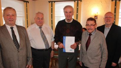 Bild: kro
Langjährige Mitglieder ehrte der VdK-Ortsverband Poppenreuth. Unser Bild zeigt von links, Ortsvorsitzender Willibald Reindl, Ehrenvorsitzender Willibald Schöppl, Bernhard Bayer, 2. Bürgermeister Karl Busch und Kreisgeschäftsführer Harald Gresik.