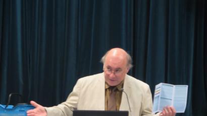 Bild: jzk
Schulleiter Georg Hecht beantwortet die Fragen der Neunt- und Zehntklässler und ihrer Eltern zur Eingangsklasse am Stiftland Gymnasien.