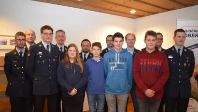 Bild: bnr
Die aktive Jugendgruppe ist der Stolz der Feuerwehr Oberköblitz. Eine Reihe der Mitglieder konnten den Wissenstest erfolgreich ablegen. Die Leitung der Jugendgruppe ging von Florian Jäger (Dritter von links) auf Dominik Friedl (rechts) über.