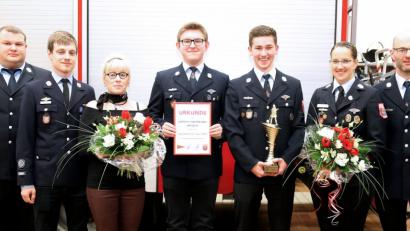 Bild: mef
Besondere Auszeichnungen gab es für die Leiterinnen der Festdamen, Karin Träger (links) und Sarah Friedrich (links), sowie stellvertretend für die Jugendfeuerwehr für Jugendsprecher Markus Ettl (Vierter von links) und Stellvertreter Lukas Kreiner (Dritter von rechts).