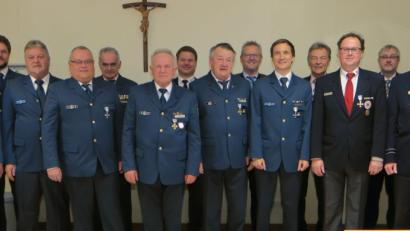 Bild: Hirsch
Landrat Thomas Ebeling (rechts) verlieh Josef Baumer, Hans Albang, Albert Frey, Manfred Raab, Friedrich Kristel, Paul Altendorfner, Matthias Altendorfner, Willi Klein und Christian Weiß (erste Reihe von links) das staatliche Ehrenzeichen am Bande für langjähriges ehrenamtliches Engagement. Vertreter aus Politik und Verbänden (zweite Reihe) gratulierten.