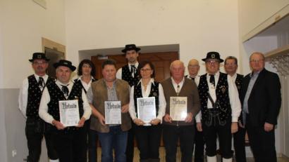 Bild: ads
Vorsitzender Lorenz Gebert (links), sein Stellvertreter Robert Zimmermann jun. (hinten Mitte) und der Vorsitzende des Zuchtverbandes, Hubert Berger (rechts), zeichnen Mitglieder der Haflingerzüchter Kemnath mit Ehrennadeln und Urkunden aus (vorne, von links): Ewald Kötzendörfer, Hugo Kirsch, Maria Scheffmann und Norbert Schedl aus. Auch der restliche Vorstand gratuliert.