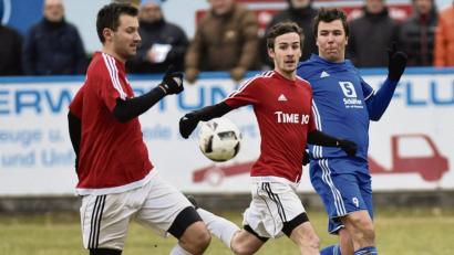 Bild: A. Schwarzmeier
Der SV Etzenricht muss in der Frühjahrsrunde ohne Konstantin Graßl (links) auskommen. Der Innenverteidiger konzentriert sich auf sein Studium. Offen ist, wann Andreas Koppmann wieder eingreifen kann. Der Außenverteidiger erlitt im Oktober 2018 einen Bänderriss in der Schulter und arbeitet an seinem Comeback.