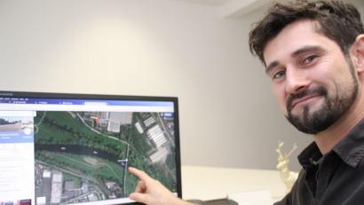 Bild: Thomas Dobler
Auf Google Maps zeigt Michael Bentele aus Oberviechtach, wo sich die aufwühlende Aktion zugetragen hat. Der Fluss mitten im Bild ist die Ruhr, die an dieser Stelle durch Mülheim an der Ruhr fließt. Sie wird durch eine Fußgängerbrücke überspannt, auf der Bentele eine dramatische Begegnung hatte.