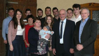 Bild: lep
Der „Lindner-Michl“ (vorne, Zweiter von rechts), wie er genannt wird, feiert im Kreis seiner Familie sowie mit Bürgermeister Jürgen Kürzinger (rechts), Vereins- und Kirchenvertretern seinen 80. Geburtstag.