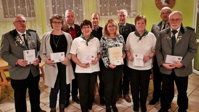 Bild: R. Kreuzer
Vom Bezirksschützenmeister Harald Frischholz gibt es für Mitglieder der Hammerwegschützen mehrere Auszeichnungen, unter anderem für (vorne, von links) Schützenmeister Hubert Heckl, Marion Henrichen, Emma Dworzak, Gabriele Walz, Silvia Heckl, Armin Ertl und Wolfgang Henrichen.