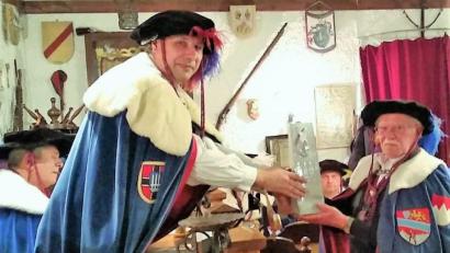 Bild: hl
Großmeister Werner von Podewils gratuliert Lothar von Hohenfels zum 80. Geburtstag.
