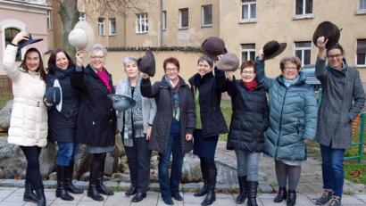 Bild: KDFB
Die Mitarbeiterinnen der KDFB-Geschäftsstelle und die KDFB-Diözesanvorsitzenden ziehen den Hut – vor den mutigen Frauen, die vor 100 Jahren das Frauenwahlrecht erstritten haben.