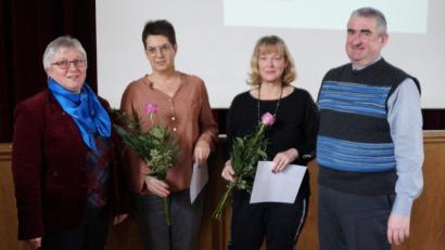 Bild: weu
Die Vorsitzende Angelika Vogl (links) begrüßte gemeinsam mit Dekan Alfons Kaufmann Anke Spandau (zweite von links) und Petra Wagner als neue Mitglieder.