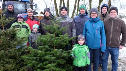 Bild: ohr
Die JU-Mitglieder (von links) Thomas Koller,Julia Peltzer, Sebastian Peltzer, Peter Wilhelm, Michael Bierler, Simon Obermeier, Theresia Bierler, Andreas Wilhelm und Michael Altrichter (rechts) leisteten ganze Arbeit.