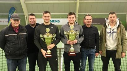 Bild: TC Schanzl
Neben Ranglistenpunkte und Preisgeld gab es für die beiden Finalisten bei der Siegerehrung auch große Pokale. Auf dem Bild von links Oberschiedsrichter Dr. Werner Kisan, Turnierdirektor Michael Horn, Final-Verlierer Ivo Klec, Turniersieger Dominik Böhler (Gewinner), Schanzl-Vorsitzender Mario Neumann und Vorstandsmitglied Alexander Grau.