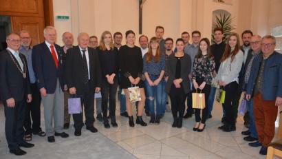 Bild: jr
Zahlreiche Ehrungen gibt es beim Konnersreuther Neujahrsempfang. Im Bild (von links) Bürgermeister Max Bindl, Pater Benedikt Leitmayr, Hugo Hofmann, Oswald Panrucker, Michael Hamann, Gerald Härtl, Annika Regnet, Thomas Stock, Indira Dachraoui, Richard Schiedeck, Francin Haberkorn, Christian Neumann, Martin Fellner, Sonja Andritzky, Simon Grillmeier, Aaron Schulz, Belinda Rosner, Sebastian Konrad, Sophia Konrad, Leo Häckl, Reinhard Ernstberger und Bezirksrat Toni Dutz.