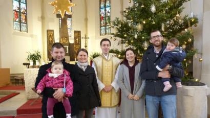 Bild: hok
Pfarrer Stephan Rödl begrüßte zwei Familien zur Erinnerung an die Taufe ihres Kindes im letzten Jahr