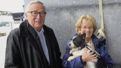 Bild: www.hunde-ohne-lobby.de
Der Präsident der Europäischen Kommission, Jean-Claude Juncker, und seine Frau Christiane Frising holen ihren neuen Hund Peluso bei der Hundenothilfe in Vilseck ab.