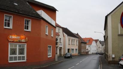 Bild: bjp
Der Gehsteig beim „Zakko's“ misst nur 75 Zentimeter: zu wenig für Kinderwägen und Rollstuhlfahrer. Inwieweit hier die Fahrbahn zugunsten eines breiteren Trottoirs verengt werden kann, will die Stadt prüfen lassen.