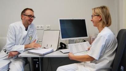 Bild: Klinikum/Uschold
Dr. Thorsten Heider mit "MS Nurse" Marion Fuchs bei der Koordinierung der Termine.