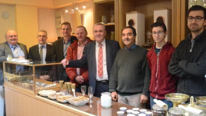 Bild: Kunz
Mohammad Tarek Hajj Younis (Dritter von rechts) freut sich besonders auch auf Kundschaft, die sich auf Tradition und Geschmack des Orients einlassen will.