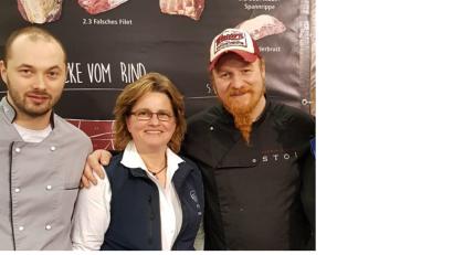 Bild: exb
Michael Schieder (links) vom Landhotel "Goldenes Kreuz" in Saubersrieth und Erika Sauer aus Burgtreswitz treffen bei der Fachmesse HOGA in Nürnberg auf Starkoch Ludwig Maurer.