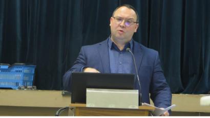 Bild: jzk
Konrektor Holger König informiert die Neuntklässler und ihre Eltern über ihre schulischen und beruflichen Möglichkeiten nach dem Realschulabschluss.