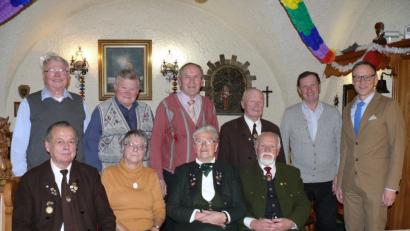 Bild: kgg
Die Führungsspitze der Eghalanda Gmoi – sitzend (von links) Josef Heinz, Hannelore Ouast, Elfriede Fastner und Rudolf Hannawald und stehend (von links) Friedolin Gans, Edmund Bittner, Josef Walenta, Helmut Ziegler, Alois Fischer und Bürgermeister Bernd Sommer.