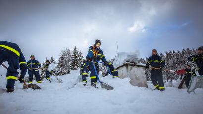 Bild: Media Team/THW LV Bayern
Schaufeln und "Schneehexen" sind im Dauereinsatz. Bis Sonntag werden die THW-Helfer aus Weiden noch in der Krisenregion benötigt.