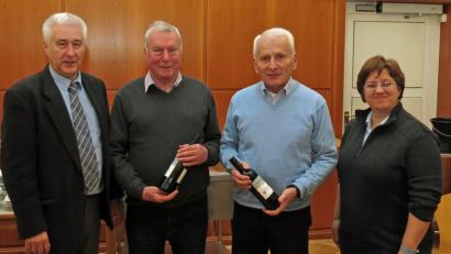 Bild: Dobmeier
Stadtverbandspräsident Reinhard Meier (links) und Vizepräsidentin Andrea Glaubitz gratulieren dem SfL-Ehrenmitglied Hans Hiermaier (Zweiter von rechts) und Karl Zuber vom Postsportverein, die beide im Januar ihren 75. Geburtstag feiern.