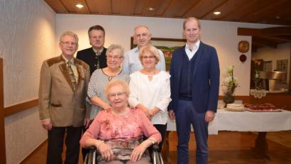 Bild: bnr
Gut aufgelegt feierte die Wirtin Barbara Schatz aus Oberköblitz ihren 90. Geburtstag. An ihrem Ehrentag gratulierten (von links): Robert Neblich und Erich Winter vom Schützenverein, die Töchter Margaretha und Christa, der Sohn Hans und Bürgermeister Konrad Kiener.