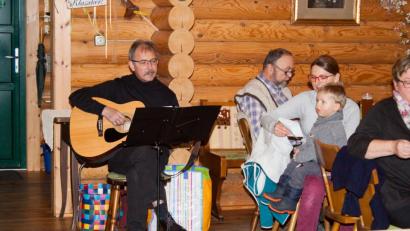 Bild: wgw
Roland Willecke begleitete den Gesang eines Friedensliedes auf der Gitarre.