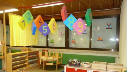 Bild: Portner
Farbenfrohe Dekorationen: Kindergartenpersonal und Eltern räumten das Ausweichquartier im Erdgeschoss der Grundschule nicht nur ein. Sie gaben den Gruppenräumen auch eine individuelle Note.