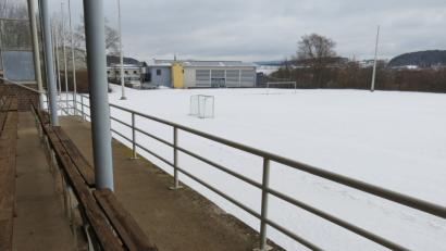 Bild: kö
Das Jahnstadion liegt in einem Südosthang mitten im Schulzentrum von Oberviechtach. Die 1963 errichtete Anlage ist in die Jahre gekommen, der Zahn der Zeit hatte seine Spuren hinterlassen. Nun steht eine aufwendige Sanierung an, die nach ersten Berechnungen über zwei Millionen Euro kosten wird.