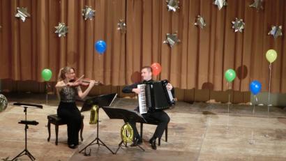 Bild: ads
Mit Geige und Akkordeon musiziert ein außergewöhnliches Paar beim Neujahrskonzert im Josefshaus. Ulrike Straub und Daniel Zacher erfreuen damit ihre Zuhörer.