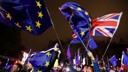 Bild: Foto: Frank Augstein/AP/dpa
Anti-Brexit-Demonstranten reagieren, nachdem die Ergebnisse der Abstimmung über die Brexit-Vereinbarung von Premierministerin Theresa May bekannt werden. Das britische Parlament hat das Brexit-Abkommen abgelehnt.