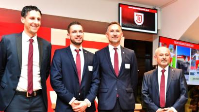 Bild: A. Schwarzmeier
Den Schwung aus dem sportlich wie wirtschaftlich erfolgreichen Jahr 2018 will der SSV Jahn in die nächsten zwölf Monate mitnehmen: (von links) Geschäftsführer Christian Keller, Kapitän Marco Grüttner, Trainer Achim Beierlorzer und Vorstandsvorsitzender Hans Rothammer.