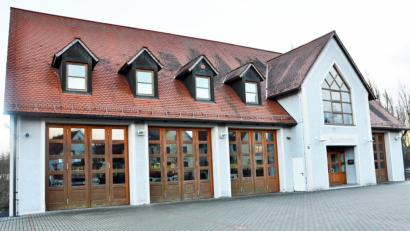 Bild: ü
Sobald die Witterung es zulässt, werden am Feuerwehrgerätehaus die Arbeiter anrücken: Das Gebäude erhält für circa 70 000 Euro neue Fenster, Türen und Tore. Hand- und Spanndienste der Mitglieder sind bei den Erneuerungsarbeiten willkommen, macht Kommandant Torsten Goß in der Jahreshauptversammlung deutlich.