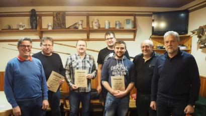 Bild: gz
Mit Bürgermeister Reiner Gäbl (links) danken zweiter Vorsitzender Michael Kleber und Vorsitzender Karl Roth (von rechts) treuen Mitgliedern.