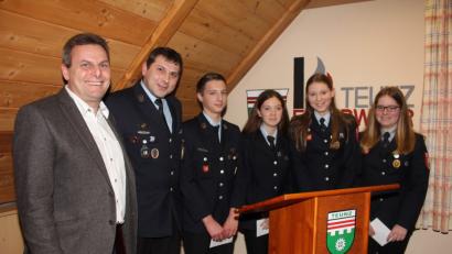 Bild: frd
Bürgermeister Norbert Eckl und Jugendwart Klaus Pflug (von links) dankten den übungsfleißigsten Feuerwehranwärtern mit Gutscheinen für ihren Einsatz.