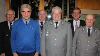 Bild: kro
Langjährige Mitglieder ehrt die Krieger- und Soldatenkameradschaft Wondreb bei ihrer Jahreshauptversammlung. Von links: Kreisvorsitzender Ferdinand Lienerth, Josef Haberkorn, Vorsitzender Josef Meisl, Harald Hopf, dritter Bürgermeister Norbert Schuller und Ehrenmitglied Josef Richtmann.