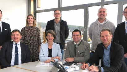 Bild: Hirsch
Matthias Unverzart, Laura Hlawatsch, Thomas Rinner, Horst Fleischmann, Sebastian Singer (stehend von links), Manuel Lischka, Dr. Susanne Plank, Thomas Ebeling und Christian Meyer (sitzend von links) empfehlen die "Unternehmer-Schule" der Hans-Lindner-Stiftung.