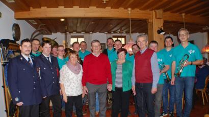 Bild: enz
Jubilar Walter Pompl (Mitte) zusammen mit (von links) Kommandant Norbert Scharnagl und Vorstand Florian Dietl von der Feuerwehr Ottengrün, Ehefrau Hildegard, Zwillingsschwester Sieglinde Kaiser mit Ehemann Franz sowie die Musiker der Blaskapelle Ernestgrün.