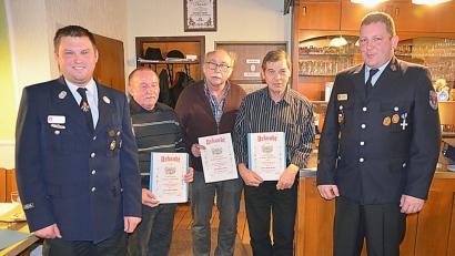 Bild: rfü
Urkunden für 40 oder 50 Jahre Mitgliedschaft im Feuerwehrverein liegen in der Jahreshauptversammlung für insgesamt sieben Männer bereit. Aus verschiedenen Gründen konnten aber nicht alle an der Ehrung teilnehmen. Vorsitzender Wolfgang Böhm (rechts) und sein Stellvertreter Daniel Albersdorfer (von links) danken Horst Walter, Peter Opel und Willi Weber persönlich.