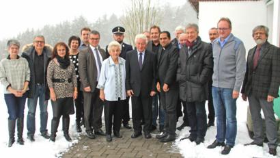 Bild: agr
Hans Steinsdorfer und seine Frau Marianne (Bildmitte) genossen die gemeinsame Zeit mit ihren Weggefährten.
