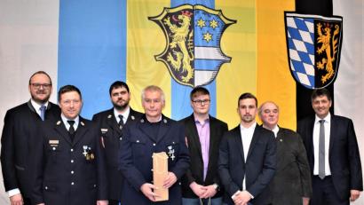 Bild: rgr
Die besonders Ausgezeichneten des Jahres 2018 tragen sich in das goldene Buch der Stadt ein. Das Bild zeigt von links Landrat Andreas Meier, Tobias Schatz (Vorsitzender der Feuerwehr Gmünd), Manfred Krauß (Kommandant), Manfred Dobmann, Tobias Paulus, Kevin Heindl, Gerhard Mark sowie Bürgermeister Edgar Knobloch.