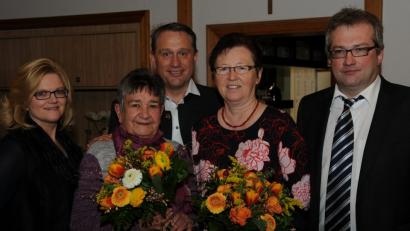 Bild: gfr
Die Wirtsleute Lisa Kopf (links) und Andreas Kopf (rechts) bedankten sich bei ihren langjährigen Bedienungen Josefine Strobel (Zweite von links) und Elfriede Stauber (Zweite von rechts). Zweiter Bürgermeister Hermann Böhm sprach den Kräften den Dank der Gemeinde aus.