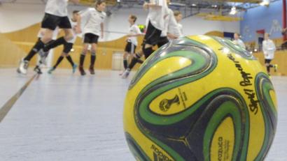 Bild: zg
Der Ball liegt bereit. Zehn Teams kicken am Freitag in Weiden um den „Audi Service“-Hallencup.