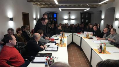Bild: eig
Die Zuhörer drängen sich in der Marktratssitzung: Auslöser ist der geplante Bau eines Solarparks südlich der Auenstraße.