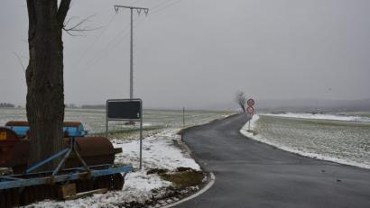 Bild: jr
Die Gemeindeverbindungsstraße von Oberteich nach Triebendorf wird ab April auf einer Länge von 1600 Metern ausgebaut.