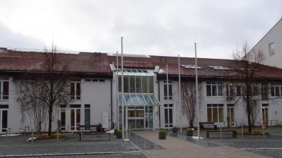 Bild: rti
Die Feuerwehr Neualbenreuth musste 2018 fünfmal zum Sibyllenbad ausrücken. Die Brandmeldeanlage hatte ausgelöst. Es stelle sich glücklicherweise immer als Fehlalarm heraus. Allerdings befürchten Kommandant und Bürgermeister, dass bei einer gewissen Häufigkeit der Fehlalarme die Teilnehmerzahl bei solchen Einsätzen sinken könnte.